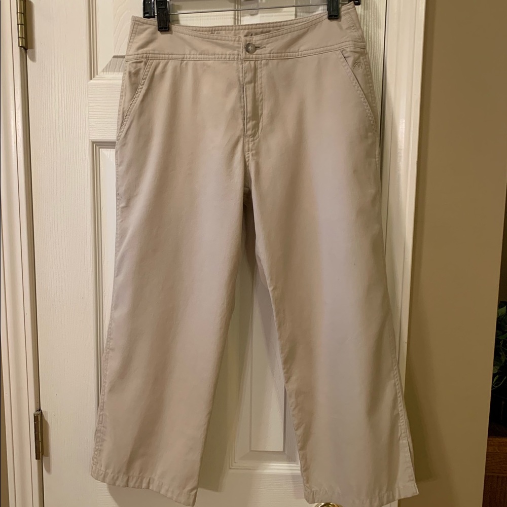 The North Face ladies khaki capris, size 6, EUC